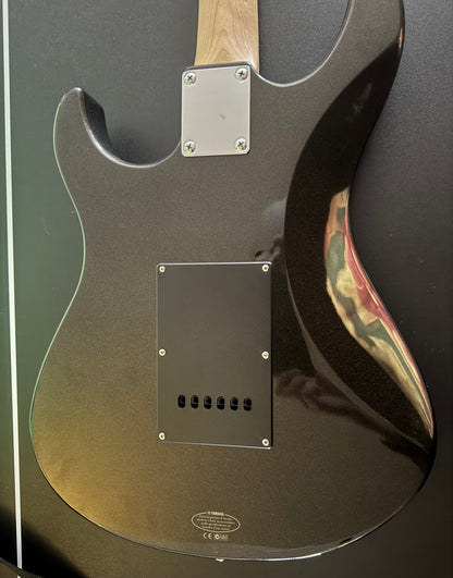 YAMAHA ELEKTRIESE KITAAR SWART SOLIEDE LIGGAAM EG 112C2 m/ SAK