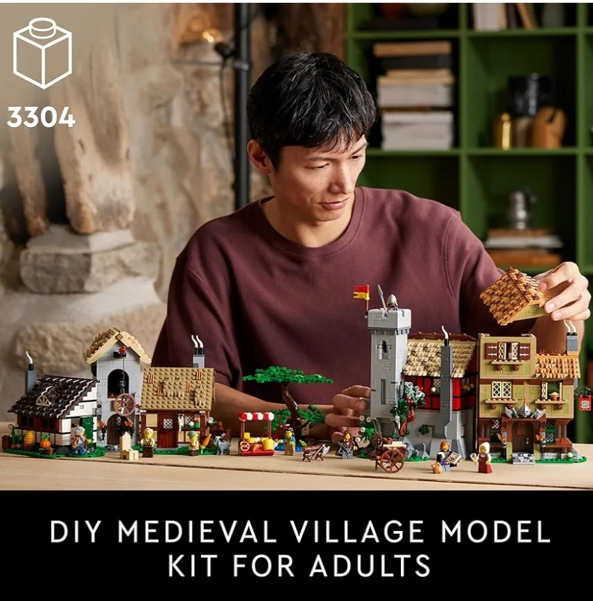 LEGO Icons Middeleeuse Dorpsplein Boustel vir Volwassenes - Kantoor- of Rakversiering vir Mans en Vroue, Ouderdomme 18+ Jaar - Met 8 Middeleeuse Minifigure - Geskenk vir Verjaarsdae - 10332