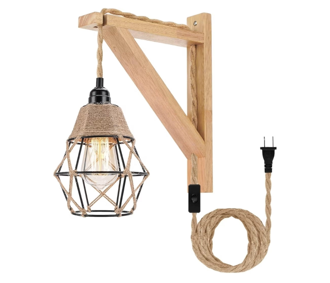Muurlamp met Prop-in-koord Hanglampe wat in Muurprop inprop, Rustieke Muur met Houthrakie en Skakelaarkabel