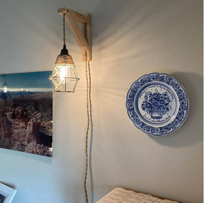 Muurlamp met Prop-in-koord Hanglampe wat in Muurprop inprop, Rustieke Muur met Houthrakie en Skakelaarkabel