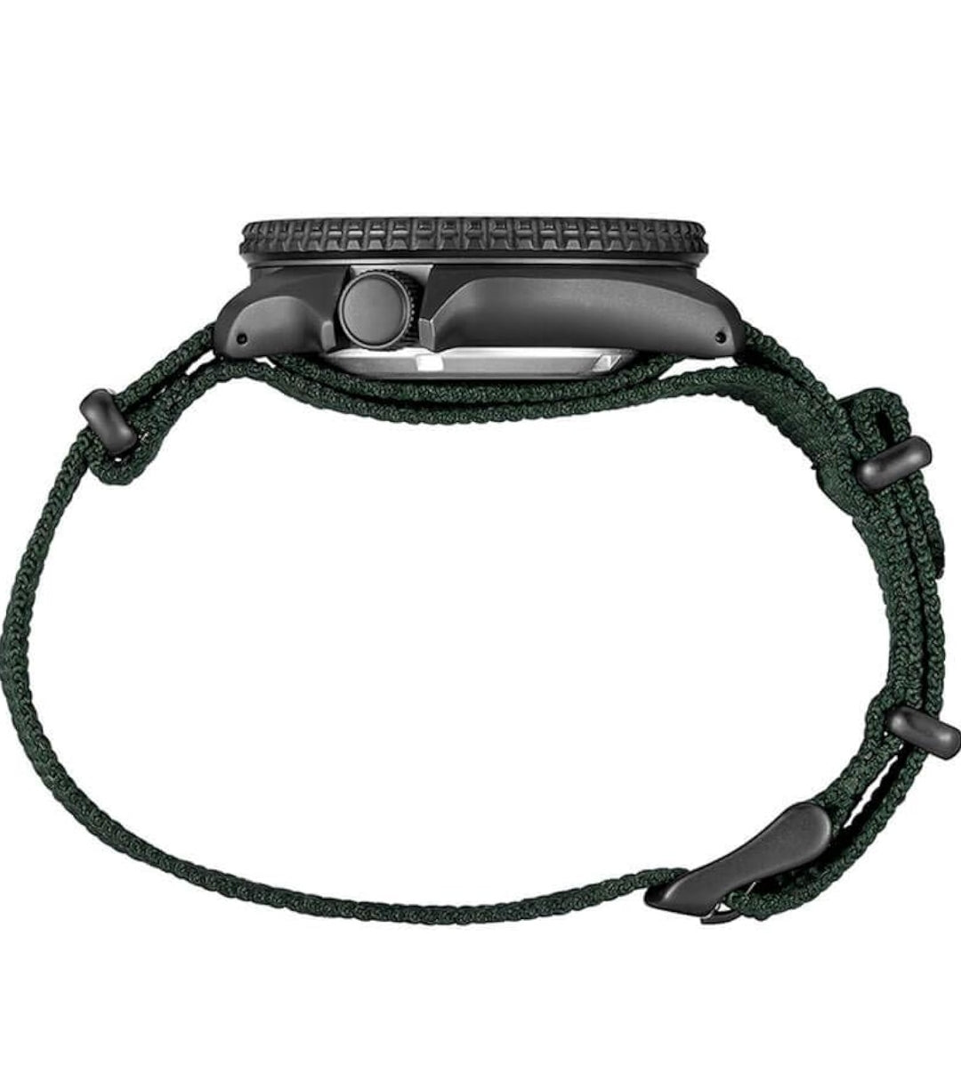 SEIKO Horlosie vir Mans - 5 Sports - Outomaties met Handopwen-beweging, Swart Skakelaar met Swart Ring, Swart Ioon-vlekvrye staal-kas, Groen Nylon Band, en Dag/Datum-vertoning