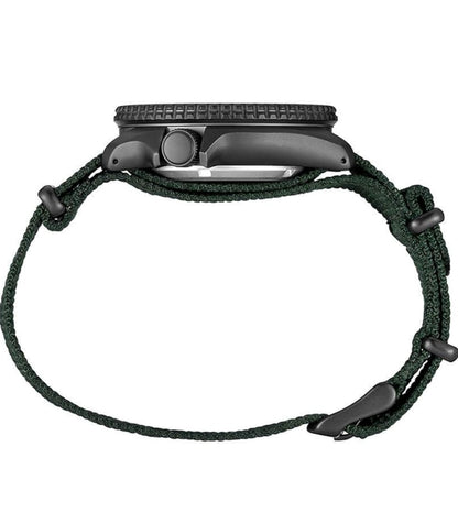 SEIKO Horlosie vir Mans - 5 Sports - Outomaties met Handopwen-beweging, Swart Skakelaar met Swart Ring, Swart Ioon-vlekvrye staal-kas, Groen Nylon Band, en Dag/Datum-vertoning