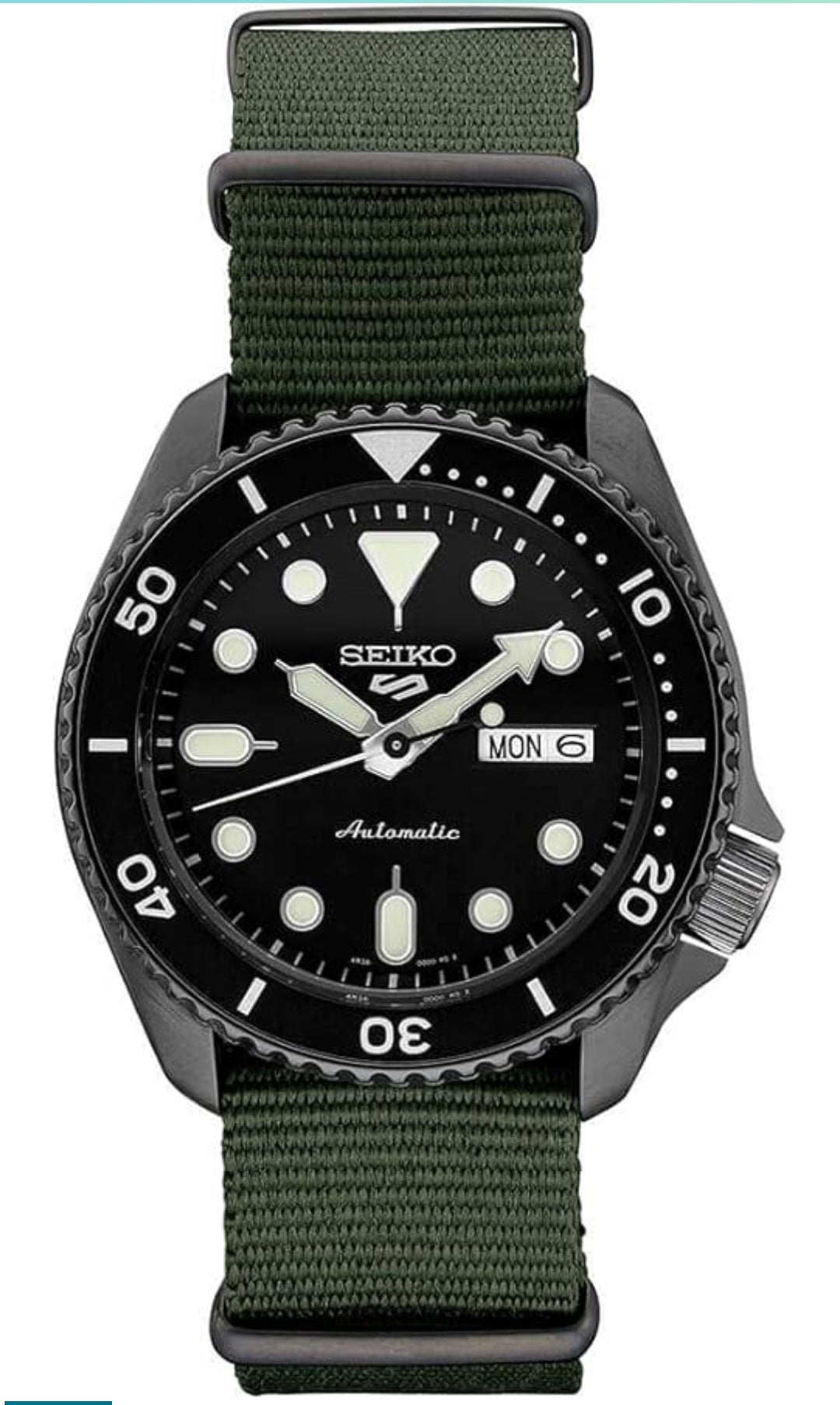 SEIKO Horlosie vir Mans - 5 Sports - Outomaties met Handopwen-beweging, Swart Skakelaar met Swart Ring, Swart Ioon-vlekvrye staal-kas, Groen Nylon Band, en Dag/Datum-vertoning