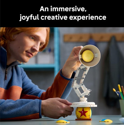 LEGO Ideas Disney Pixar Luxo Jr. – Boustel vir Volwassenes, Mans en Vroue, Ouderdom 18+ – Kantoor- en Tafelversiering